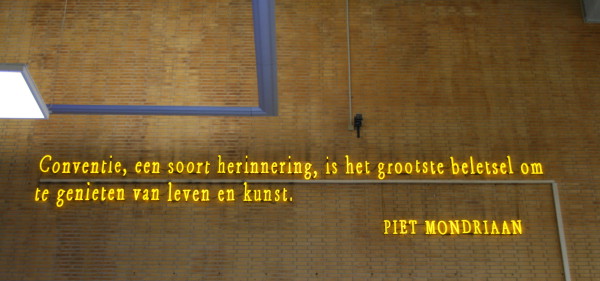 Een kunstwerk met een zin van Mondriaan in neonletters op Station Eindhoven.