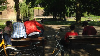 Verhalen ophalen in het Kronenburgerpark, Nijmegen.
