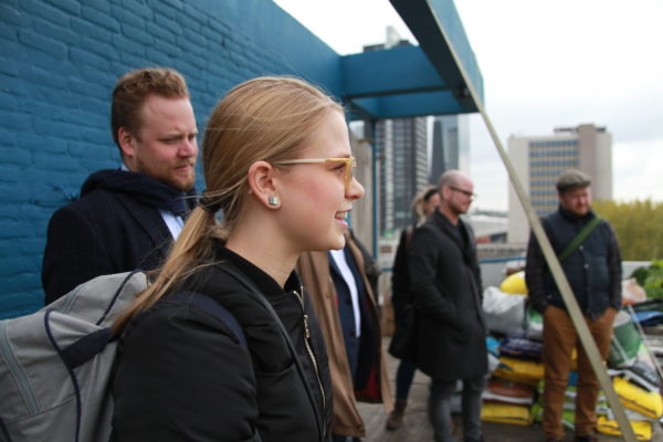 Deelnemers op bezoek bij de DakAkker in Rotterdam.