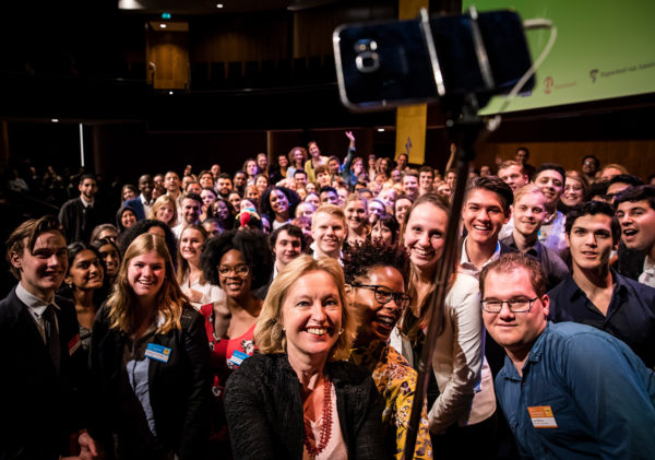 Minister Bussemaker maakt een selfie met de studenten van StudentLab