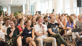 Een zaal vol enthousiaste deelnemers