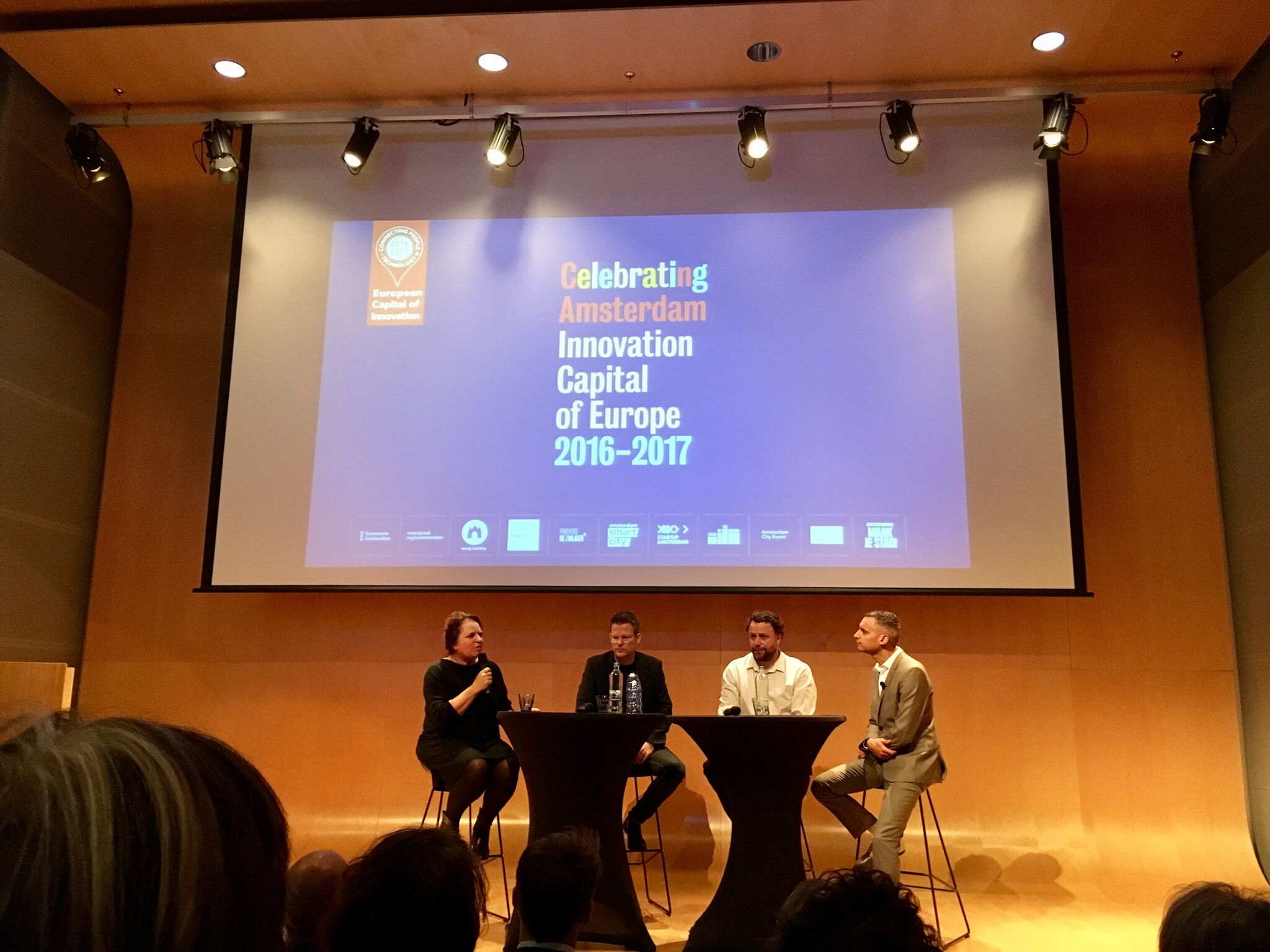 Marleen Stikker (Waag Society), Paul Keller (Kennisland), Ger Baron (CTO Amsterdam) reflecteren onder leiding van moderator Farid Tabarki op twee jaar iCapital tijdens het mini-symposium op 4 oktober.