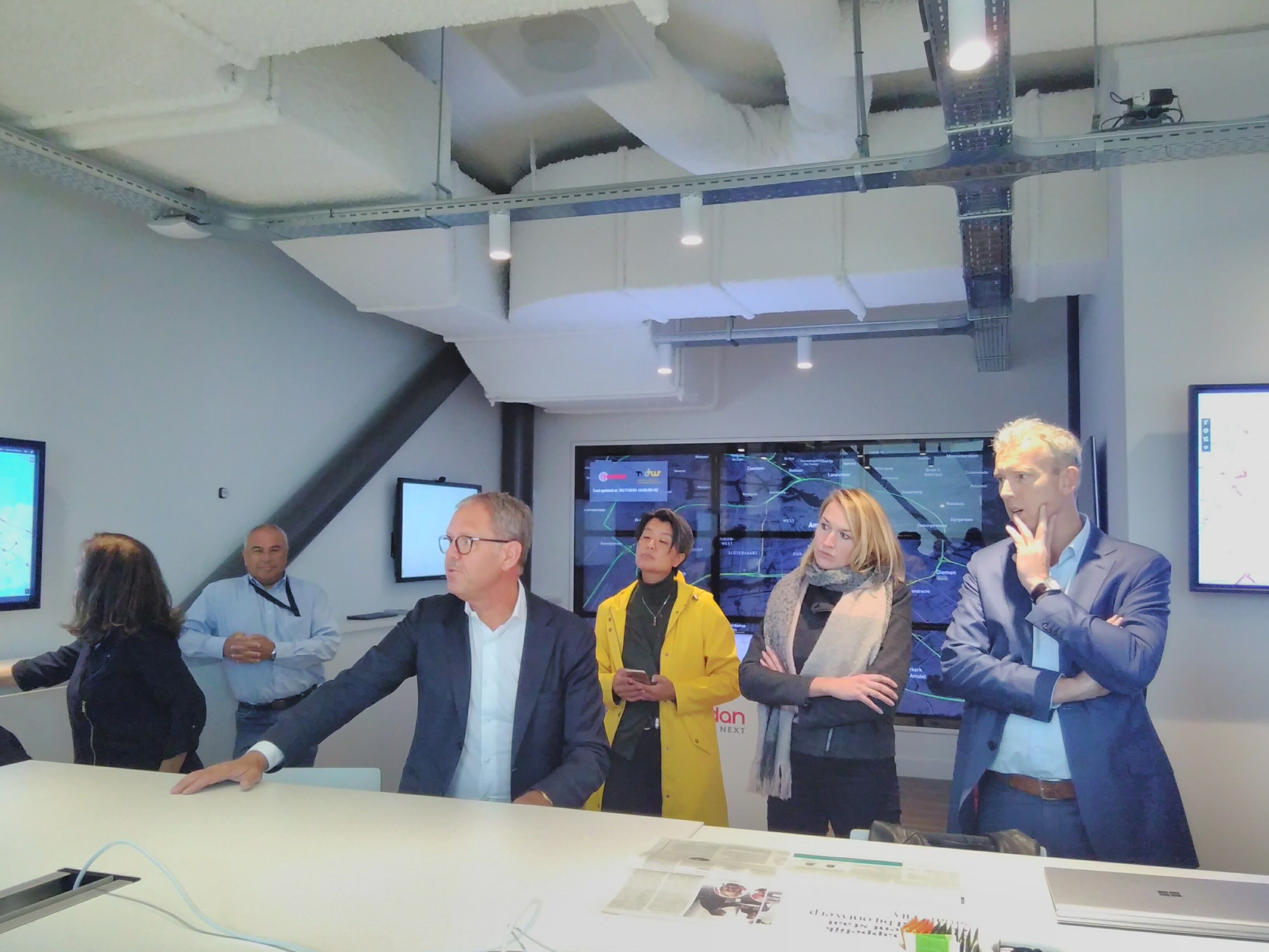 In de ‘situation room’ van de Amsterdam Arena laat Henk zien hoe de ArenA zich inzet voor innovatie in duurzaamheid en veiligheid.