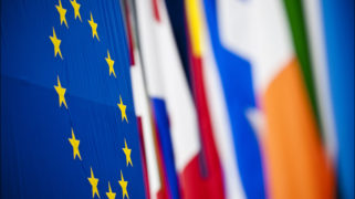 Gekleurde vlaggen bij het Europees parlement