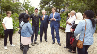 Koning Willem-Alexander en burgemeester Jozias van Aartsen op werkbezoek bij een van de initiatieven van Amsterdammers, Maak je Stad!.