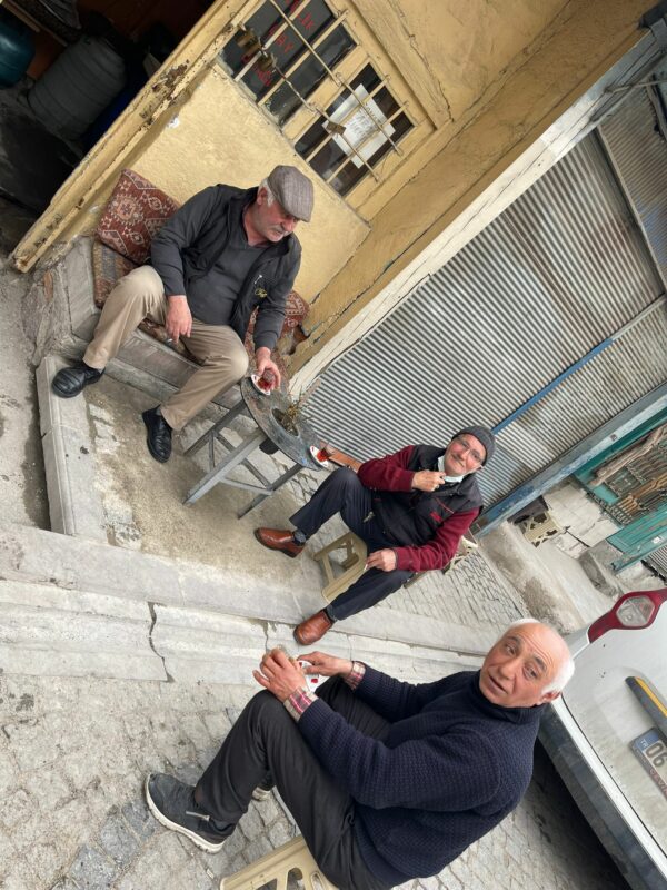 Een goed gesprek met Turkse ouderen op straat.