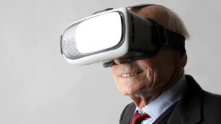 Oude man met VR-bril op