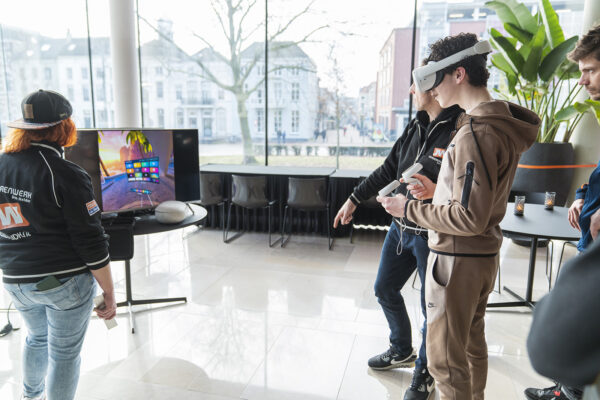 Studenten konden tijdens de middag ook de VR-game Reaction spelen die is ontwikkeld om meer bewustwording te creëren over steekgeweld onder Jongeren.