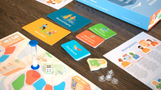 Het spel bestaat uit een bordspel, vragenkaartjes, opdrachtkaarten, pionnen en een handleiding.